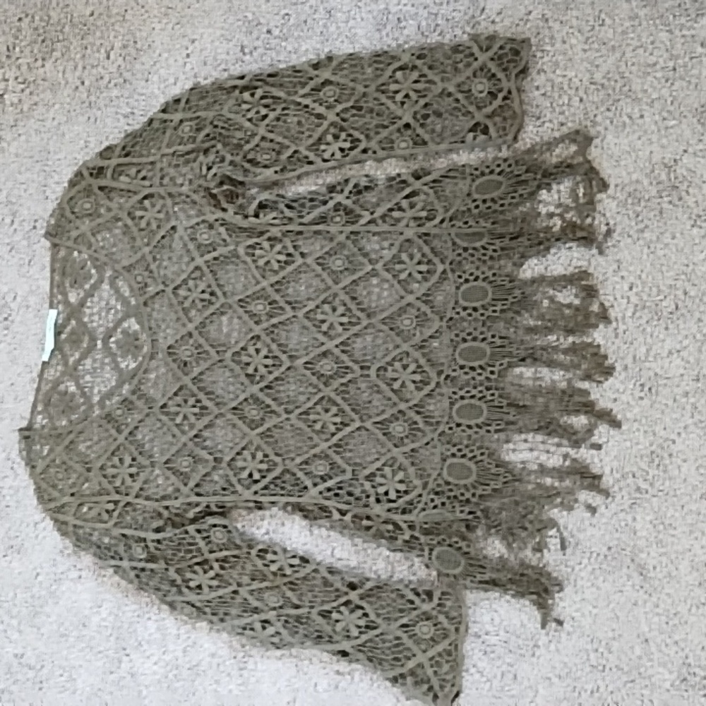 Bohemian crocheted lace dark green long sleeve fringed top size medium